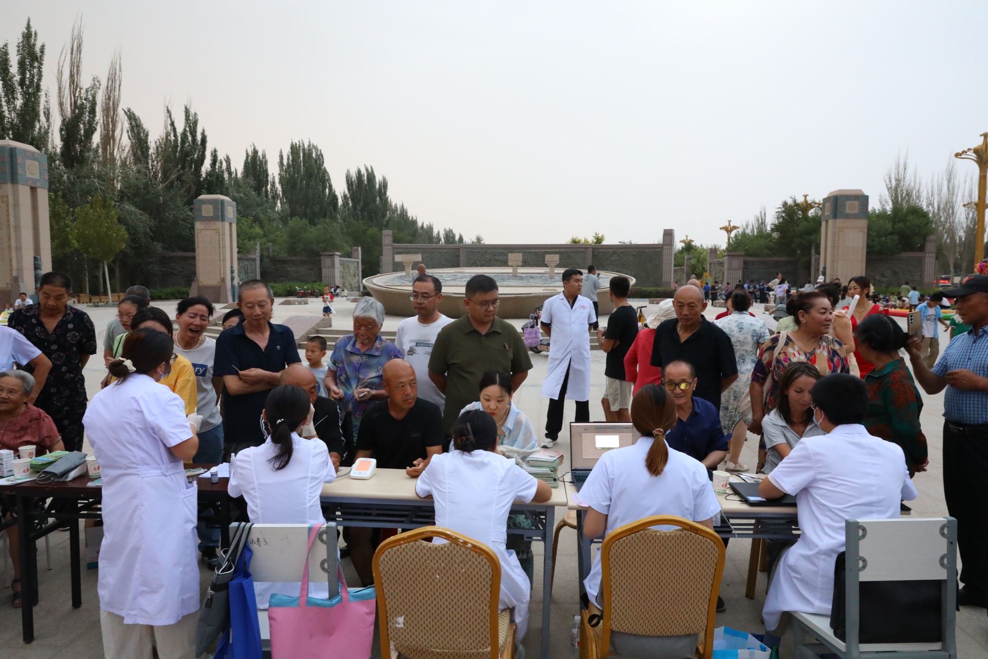 義診服務(wù)暖民心 若羌縣開展中醫(yī)藥健康文化主題活動(dòng)(圖2)